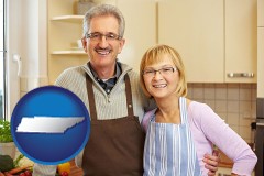 tennessee map icon and a senior couple standing in their apartment kitchen
